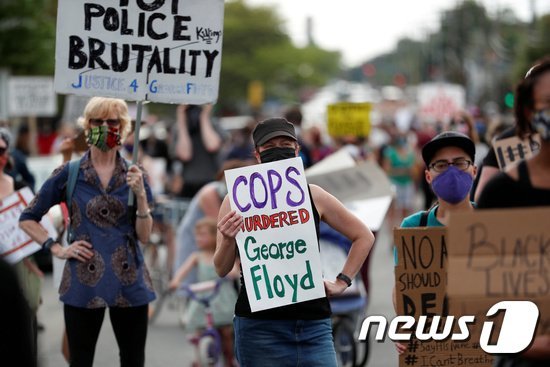 27일(현지시간) 미네소타주 미니애폴리스에서 시민들이 경찰의 과잉 행동으로 숨진 조지 플로이드 사건에 항의하며 시위를 벌이고 있다. © 로이터=뉴스1