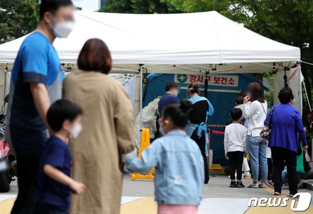 지난  25일 서울 강서구보건소 선별진료소를 찾은 시민과 어린이들. /뉴스1 © News1