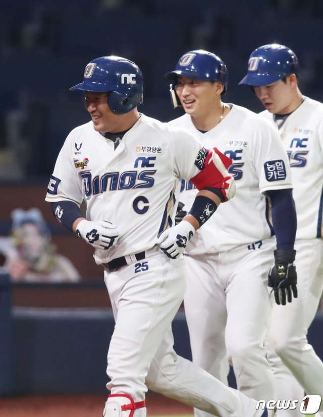 28일 오후 창원NC파크 마산구장에서 열린 2020 프로야구 신한은행 SOL KBO리그 NC 다이노스와 키움 히어로즈 경기에서 7회말 2사 주자 1,2루 상황 NC양의지가 3점 홈런을 친 뒤 그라운드를 돌고 있다. 2020.5.28 © News1