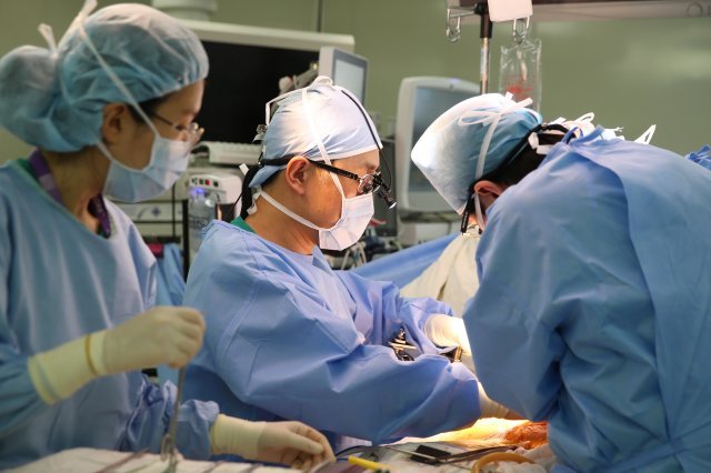 송기원 교수(왼쪽에서 두 번째)가 간이식 수술을 하고 있다. 서울아산병원 제공