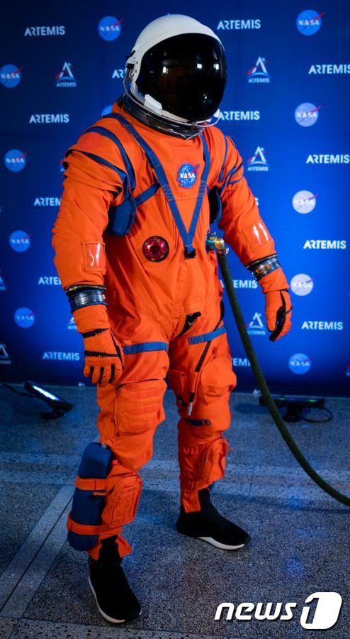 나사의 새 오렌지색 우주복. 달탐사때 입을 우주복이라고 나사가 해명했다. (나사 제공)