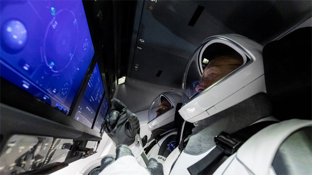 스페이스X의 유인 우주선 ‘크루 드래건’에 탑승한 우주인들이 계기판을 조작하고 있다. 스페이스X 제공
