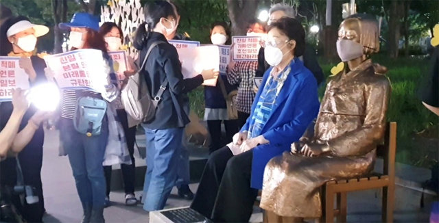 일본군 위안부 피해자인 이용수 할머니가 27일 대구 중구 2·28기념중앙공원에서 열린 ‘평화의 소녀상을 지키는 대구시민 촛불 문화제’에 깜짝 참석했다. 이용수 할머니 측 제공