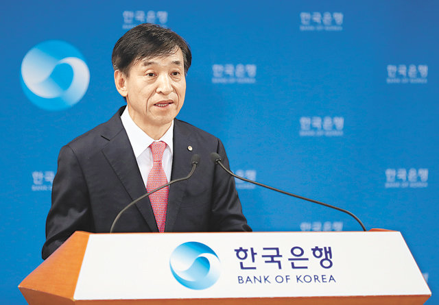 이주열 한국은행 총재가 28일 서울 중구 한은 본관에서 열린 온라인 기자간담회에서 기준금리를 0.50%로 낮춘 배경과 성장률 전망치를 설명하고 있다. 한국은행 제공