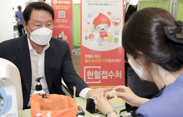 최태원 SK그룹 회장(왼쪽)이 28일 서울 중구 SK텔레콤 T타워에서 열린 ‘코로나19 극복 헌혈 릴레이’ 행사를 찾아 헌혈에 동참했다. SK 제공