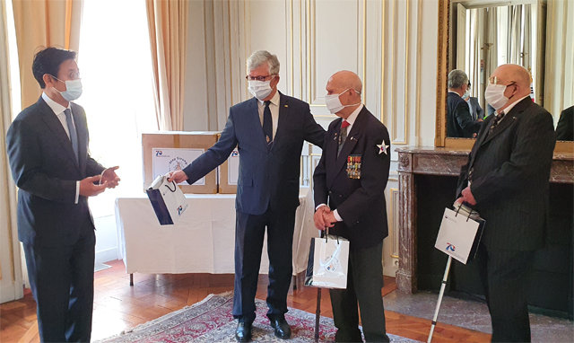 최종문 주프랑스 대사(왼쪽)가 자크 그리졸레 씨(오른쪽에서 두 번째)와 세르주 아르샹보 씨(오른쪽)에게 마스크를 전달하고 있다.