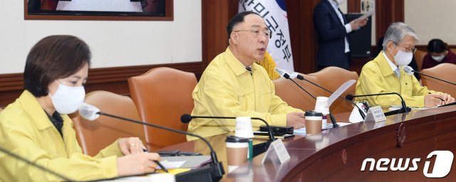 홍남기 부총리가 제5차 비상경제 중앙대책본부 회의에서 대한민국 동행세일 계획을 밝히고 있다. © News1