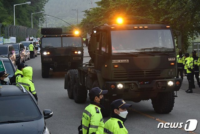 29일 오전 경북 성주군 초전면 소성리에 경찰병력이 배치된 가운데 주한미군 사드(THAAD·고고도미사일방어체계) 기지를 향해 군 장비를 실은 트럭이 이동하고 있다. 국방부는 이날 성주 사드 기지의 노후장비 교체를 위한 지상수송을 지원했다고 밝혔다. (소성리 종합상황실 제공) 2020.5.29/뉴스1 © News1