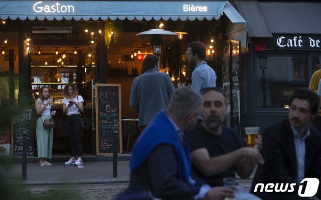 음식점과 카페, 주점 영업재개 등 봉쇄령 해제 2단계가 발표된 28일 오후(현지시간) 프랑스 파리 콩트레스꺄프 광장에서 시민들이 카페에서 맥주를 구입해 길거리에서 마시고 있다. 2020.5.29  © News1