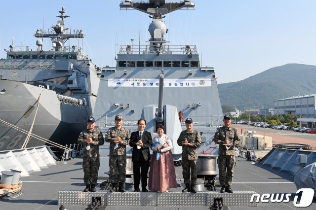 석해균(3급) 해군리더십센터 안보교육교관이 29일 최영함 함수에서 코로나19 극복에 최선을 다하는 의료진에게 고마움과 존경을 전하기 위한 ‘덕분에 챌린지’ 포즈를 취하며 기념촬영을 하고 있다. 왼쪽 두 번째부터 김현일(중장) 교육사령관, 석해균(3급) 해군리더십센터 안보교육교관, 석해균 교관 부인 최진희 여사. (해군 제공) 2020.5.29/뉴스1