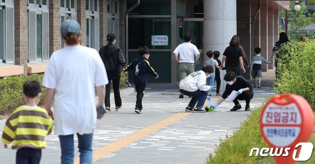 29일 인천시 백석초등학교로 학부모와 학생들이 검체 검사를 받기 위해 들어가고 있다. /뉴스1 © News1 김진환 기자