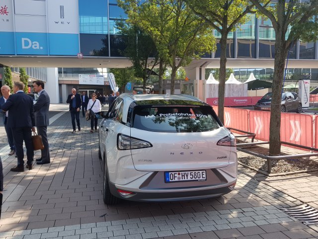 지난해 프랑크푸르트 모터쇼에서 만난 현대자동차의 수소연료전기차 ‘넥쏘’. 현대차가 세계 최초로 양산한 수소차(투싼 수소차)에 이은 두 번째 양산 모델이다.