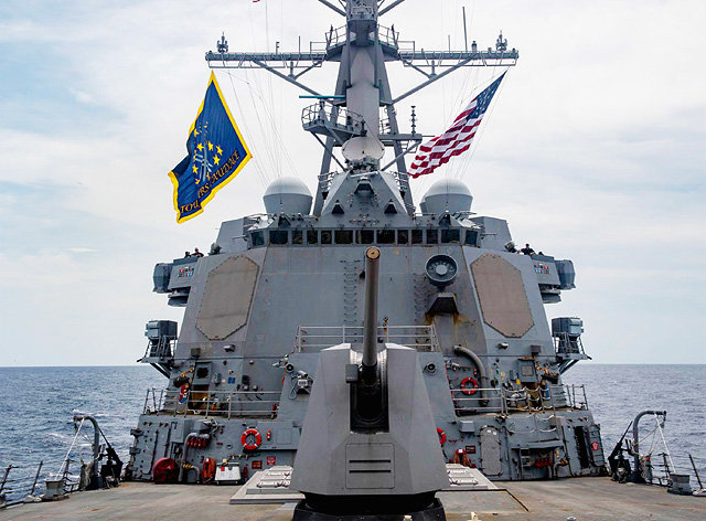 미국 해군의 미사일 구축함 ‘머스틴’함. 28일 머스틴함이 중국이 영유권을 주장하는 남중국해 파라셀제도를 통과함에 따라 미중 갈등이 고조되고 있다. 사진 출처 미 해군 트위터