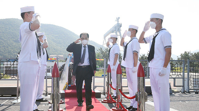 ‘아덴만의 영웅’ 석해균 전 삼호주얼리호 선장(가운데)이 29일 경남 창원시 진해구 해군교육사령부에서 열린 퇴직기념행사에 들어서며 최영함 장병들의 경례에 화답하고 있다. 해군리더십센터 안보교육 교관을 마지막으로 퇴직하는 석 전 선장은 아덴만 여명작전에 참여했던 최영함의 명예 함장을 맡고 있다. 해군 제공