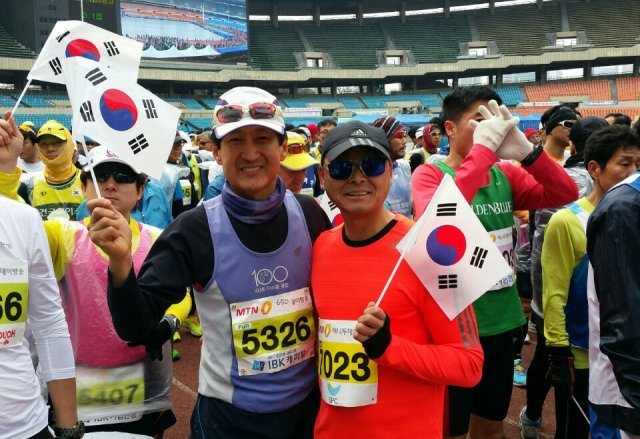 김동호 소장(왼쪽)이 한 마라톤 대회에서 ‘봉달이’ 이봉주를 만나 함께 포즈를 취했다. 김동호 소장 제공.