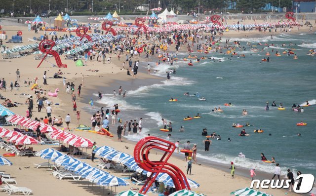 부산 해운대해수욕장을 찾은 관광객들이 물놀이를 즐기고 있다. 2019.7.12 © News1