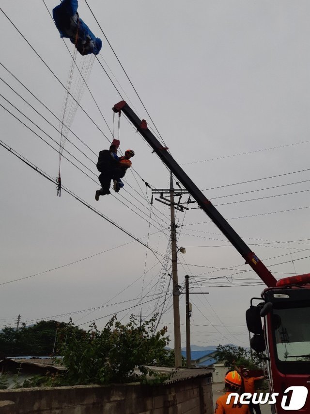 30일 오후 5시쯤 전남 보성군 조성면의 한 마을 전깃줄에 패러글라이딩을 하던 A씨(58)의 패러글라이더가 걸렸다는 신고가 접수돼 소방당국이 구조작업을 벌이고 있다.(전남 보성소방서 제공) 2020.5.31