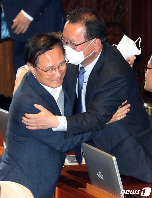 김부겸, 홍영표 더불어민주당 의원이 20일 오후 서울 여의도 국회에서 열린 본회의에서 포옹을 하고 있다. 2020.4.20 © News1