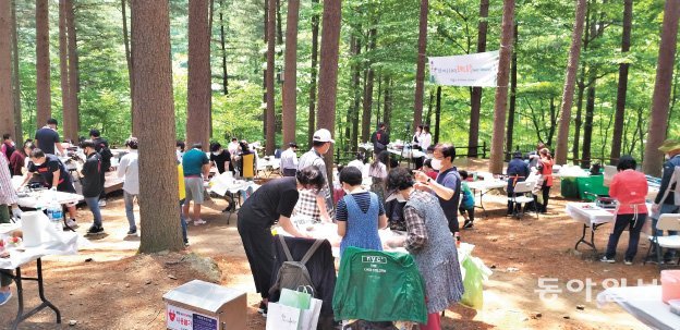 산림청이 주최한 ‘숲속 요리교실-포레스토랑’ 첫 행사가 지난달 30일 전북 무주 국립덕유산자연휴양림에서 엄격한 방역 기준이 지켜진 가운데 진행됐다. 이기진 기자 doyoce@donga.com