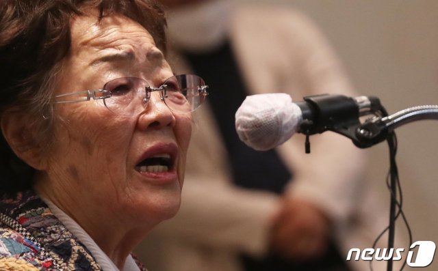 일본군 위안부 피해자인 이용수 할머니가 25일 오후 대구 수성구 인터불고 호텔에서 두 번째 기자회견을 열어 입장 발표를 하고 있다. 2020.5.25 © News1