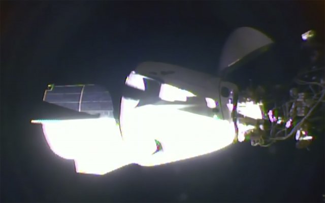 미국 동부 시간 지난달 31일 오전 10시 16분(한국 시간 31일 오후 11시 16분) NASA TV가 미 민간우주회사 스페이스X의 ‘크루 드래곤’이 국제우주정거장(ISS) 도킹에 성공하는 모습을 생중계하고 있다.(사진출처=NASA TV)