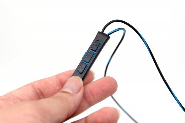이어폰의 기능 제어는 컨트롤러를 통해 이뤄진다.(출처=IT동아)