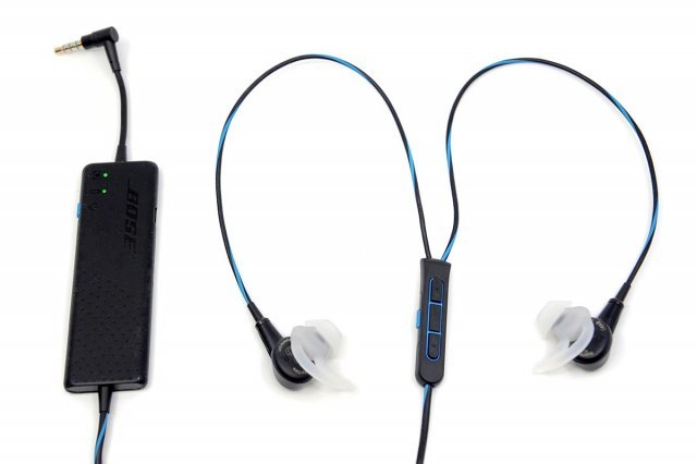 보스 QC 20은 타 이어폰과 달리 노이즈 캔슬링을 위한 제어기가 하단에 배치된 형태다.(출처=IT동아)
