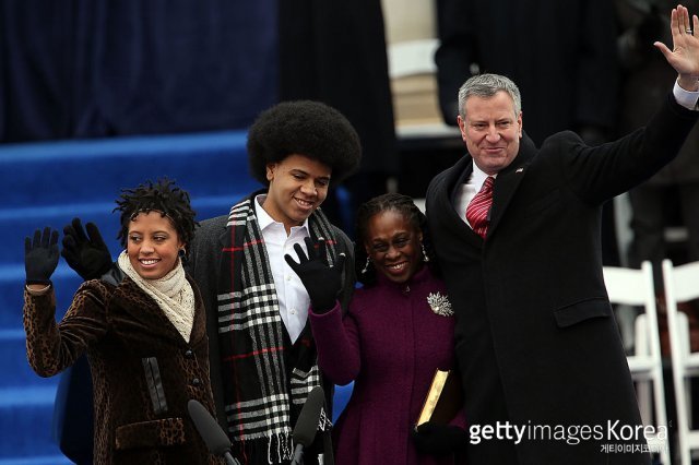 빌 드 블라지오 미국 뉴욕 시장 가족. 왼쪽부터 딸 키아라, 아들 단테, 그리고 아내 셜레인 매크레이. 가난한 이탈리아 이민자 후손인 빌 드 블라지오는 7살 연상의 흑인 아내와 가정을 이뤄 뉴요커들의 인기를 얻었고 2013년 뉴욕시장에 당선됐다. 사진출처 | (GettyImages)/코리아