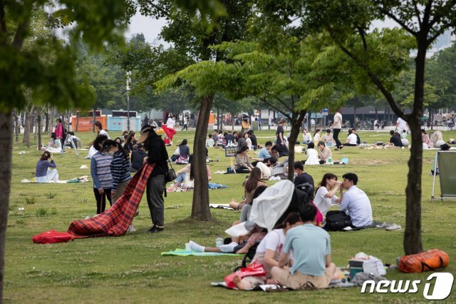 초여름 날씨를 보인 31일 서울 여의도 한강공원을 찾은 시민들이 나무그늘 아래서 더위를 식히고 있다. 2020.5.31/뉴스1 © News1