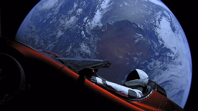 2018년 2월, 팰컨 헤비를 통해 우주로 나간 최초의 자동차가 된 테슬라 로드스터. 출처=스페이스엑스