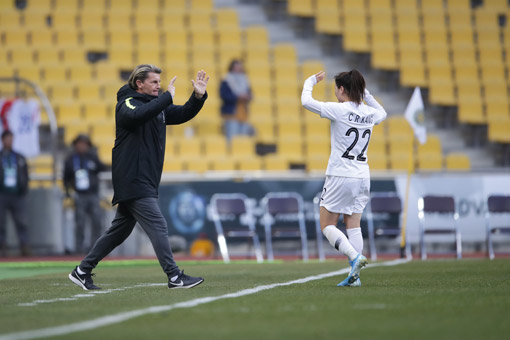 한국 여자축구대표팀 감독 콜린 벨(왼쪽). 사진제공｜대한축구협회