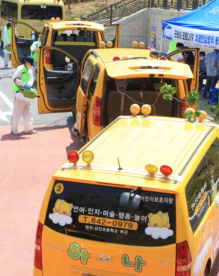 1일 대구 달서구 본동 노인종합복지관 옆 주차장에서 자원봉사자들이 드라이브스루 방식의 차량 방역을 하고 있다. 대구 달서구 제공