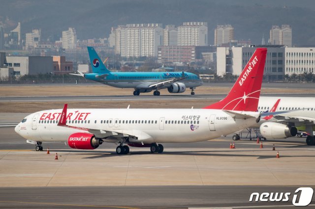 24일 서울 강서구 김포공항 국내선 계류장에 이스타항공 여객기가 멈춰서 있다.  2020.3.23© News1