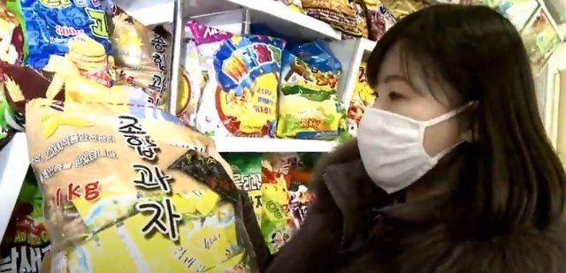 식료품 가게를 둘러보는 북한 유튜버.(유튜브 ‘Echo DPRK’ 갈무리)© 뉴스1