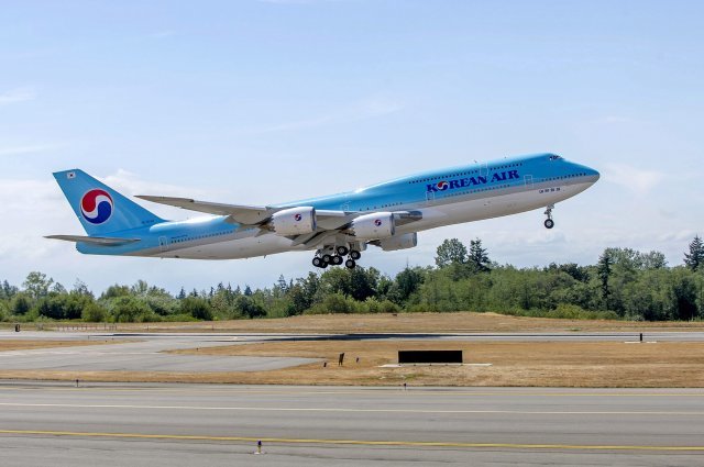 이륙중인 대한항공 747-8i 기종