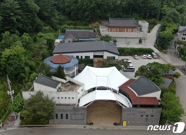 일본군 위안부 피해자 지원시설인 경기 광주시 ‘나눔의 집’ 운영 법인이 후원금 비리 의혹을 제기한 내부 고발자를 업무에서 배제하려한다는 주장이 나와 갈등이 심화되는 양상이다. 25일 오전 경기도 광주시 나눔의 집. 2020.5.25 © News1