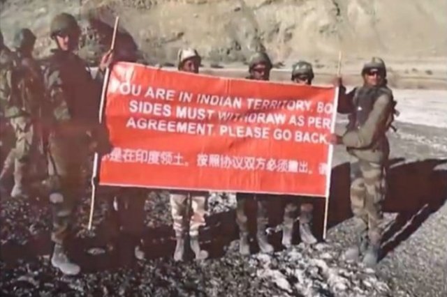‘물러가라’ 플래카드 들고 있는 인도 군인들
