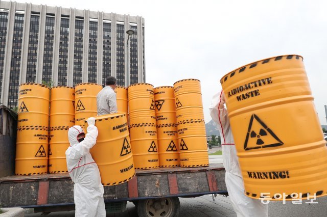 방사능 위험물 표시가 된 노란 드럼통이 트럭에서 광화문 광장으로 내려지고 있다.