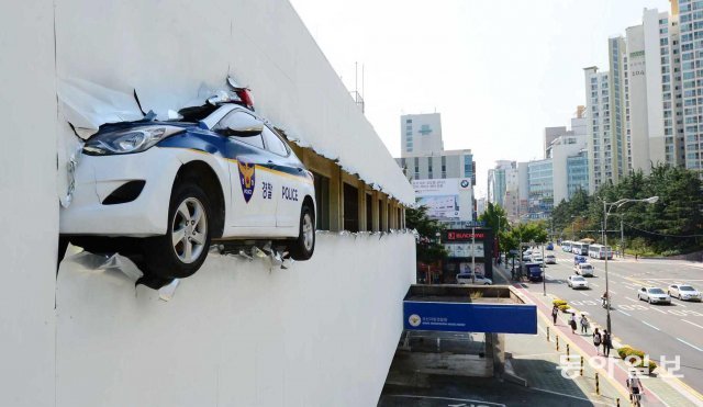 경찰차가 총알처럼 달려가는 것을 형상화한 작품으로 2013년 ‘시민이 안전하고 행복한 도시, 부산’을 주제로 만든 캠페인. 서영수 기자