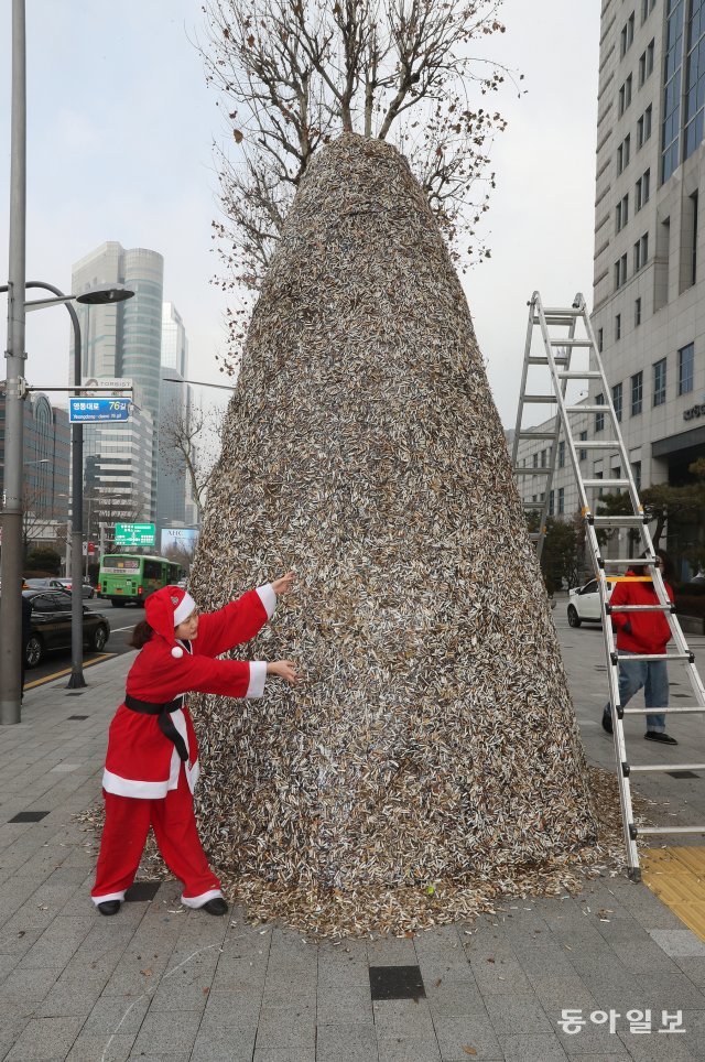 지난해 크리스마스를 앞두고 버려진 담배꽁초를 이용해 만든 트리. 환경운동연합과 함께 쉽게 버려지는 담배꽁초의 문제점을 알렸다. 김동주 기자