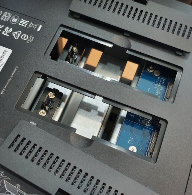 본체 하단의 SSD 캐싱용 M.2(NVMe) 슬롯 2개 (출처=IT동아)