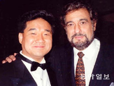 1993년 도밍고 국제성악콩쿠르에서 우승한 연광철이 주최자인 테너 플라시도 도밍고와 함께한 모습. 동아일보DB