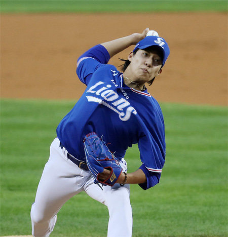 삼성 투수진의 ‘미래’ 원태인이 2일 열린 LG와의 방문경기에서 역동적인 폼으로 공을 던지고 있다. 고졸 2년차인 원태인은 이날 7이닝 5피 안타 3탈삼진 무실점 호투로 시즌 3승(1패)째를 수확했다. 뉴스1