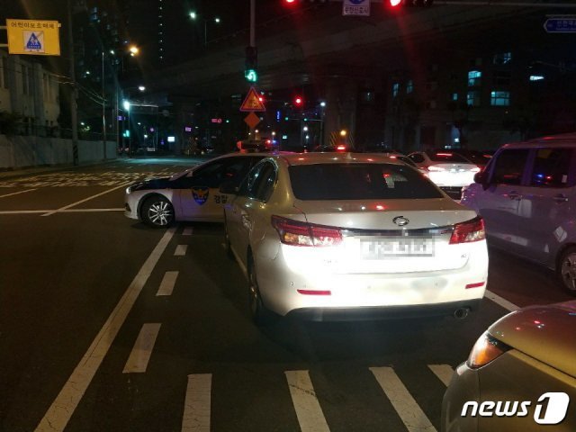 2일 오전 9시3분쯤 부산 부산진구의 한 교차로에서 음주운전을 하던 SM5가 순찰차에 가로막힌 모습.(부산지방경찰청 제공)© 뉴스1