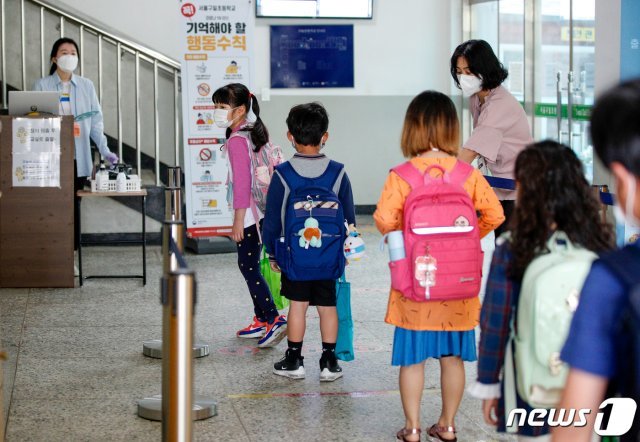 3일 오전 서울 구로구 구일초등학교에서 3학년 학생들이 열화상카메라를 통과하고 있다. © News1