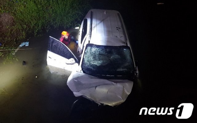 3일 0시 22분쯤 인천시 강화군 강화읍의 한 다리에서 SUV차량이 5m 아래 하천으로 추락해 6명이 부상을 입었다. 추락한 차량의 모습.(인천강화소방서 제공)2020.6.3