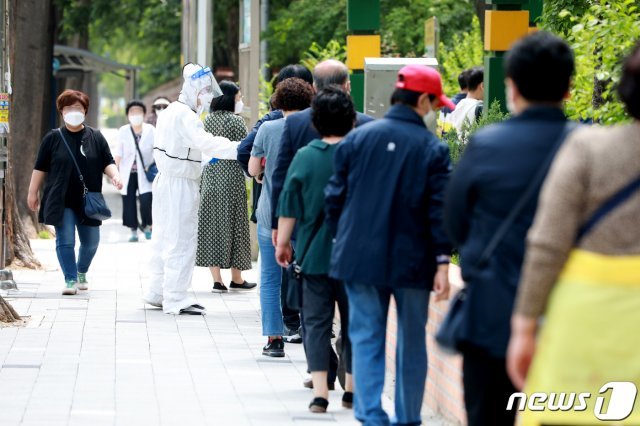 3일 인천시 부평구 새울공원 선별진료소에서 주민들이 코로나19 검사를 기다리고 있다…/뉴스1 © News1