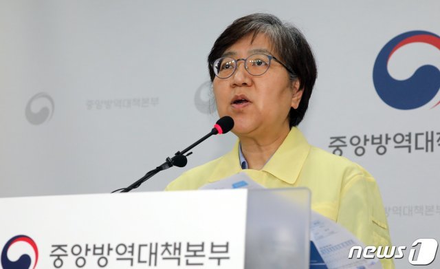 정은경 중앙방역대책본부 본부장이 29일 충북 청주시 오송읍 질병관리본부 브리핑실에서 코로나19 국내 발생현황 브리핑을 하고 있다. 방대본은 29일 0시 기준으로 신규 확진자는 58명이며 이 중 3명은 해외유입, 55명은 지역사회 감염이라고 밝혔다. 현재까지 경기 부천 쿠팡 물류센터 코로나19 확진자는 102명이다. 2020.5.29/뉴스1 © News1