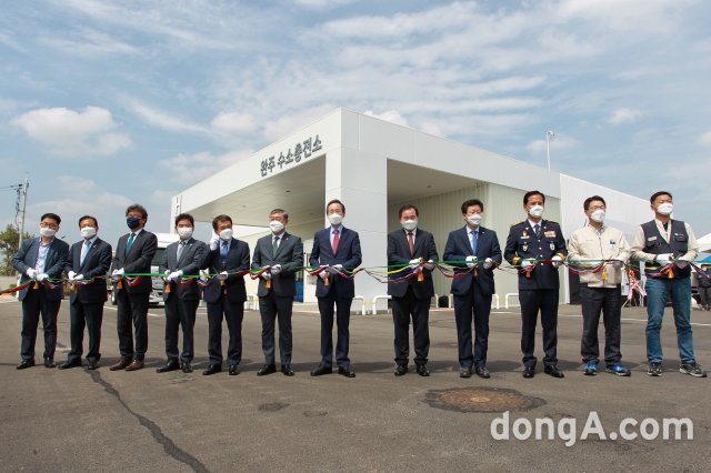 왼쪽부터 한국가스안전공사 전북지역 이문호 본부장, 전주 상공회의소 이선홍 회장, 환경부 금한승 대기환경정책관, 완주군 의회 최등원 의장, 
완주군 박성일 군수, 전라북도 도의회 송성환 의장, 전라북도 송하진 도지사, 현대자동차 한성권 사장, 안호영 국회의원, 전북지방경찰청 조용식 
청장, 현대자동차 문정훈 공장장, 노조 현대차지부 전주공장위원회 주인구 의장이 기념촬영을 하고있다. 현대차 제공