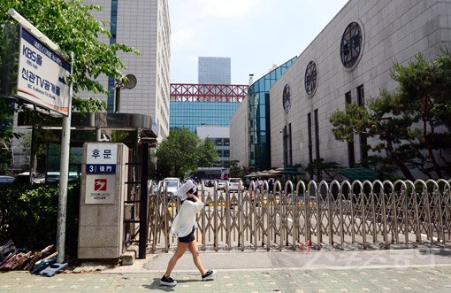 KBS 2TV ‘개그콘서트’ 제작진이 21년의 역사를 마무리하며 3일 오후 마지막 녹화를 진행한 서울 영등포구 여의도동 KBS 신관 공개홀 앞. 주현희 기자 teth1147@donga.com